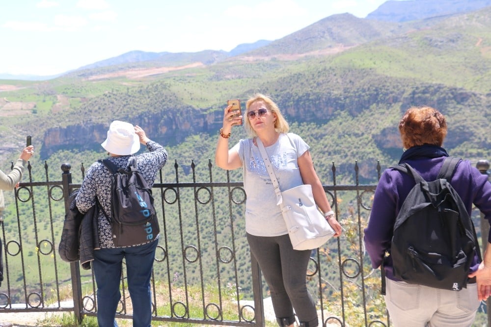 Turistlerden Delikli Taş’a yoğun ilgi 