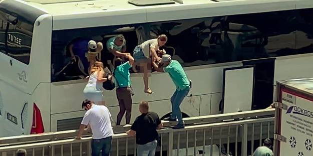 Tur firması otobüsü kaza yaptı! Paniğe kapılan turistler camı kırıp dışarı atladı