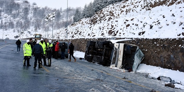 Turistleri taşıyan midibüs devrildi... Çok sayıda yaralı var