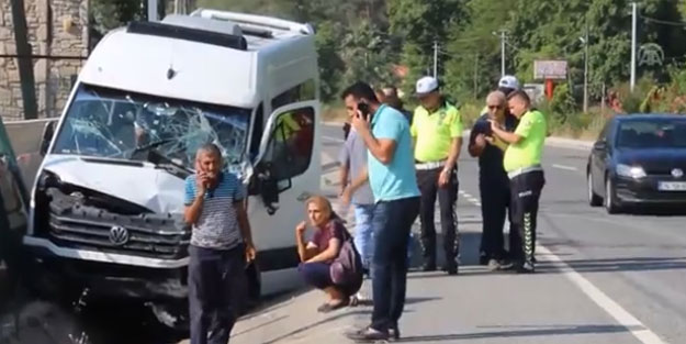 Turistleri taşıyan minibüs TIR'la çarpıştı: 18 yaralı