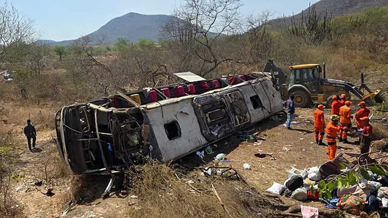 Turistleri taşıyan otobüs devrildi! 10 kişi öldü, 37 kişi yaralandı