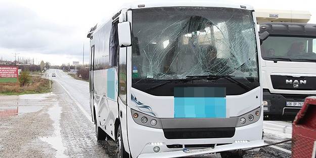 Turistleri taşıyan otobüs devrildi