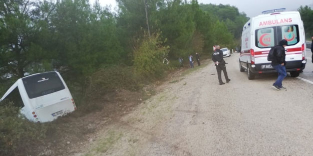 Turistleri taşıyan otobüs şarampole düştü! Yaralılar var