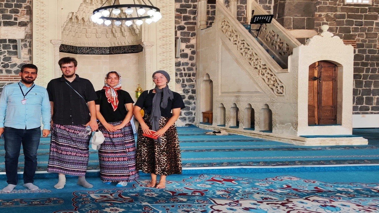 Turistlerin cami hassasiyeti! Benzer görüntüler Diyarbakır'dan geldi