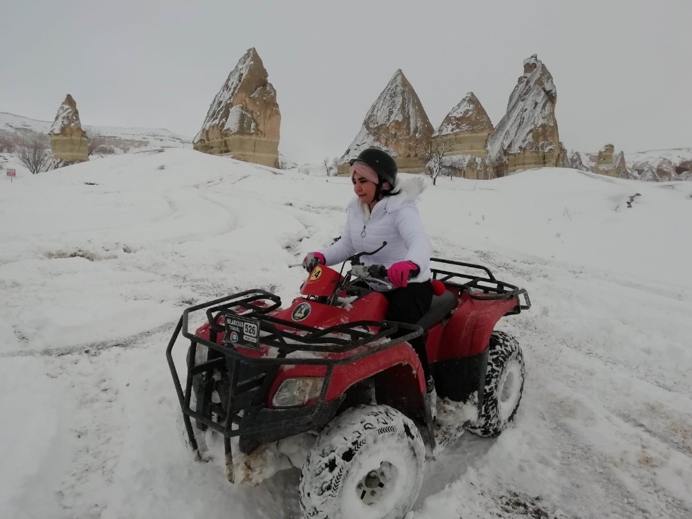 Turistlerin Kapadokya’da kar altında ATV keyfi 