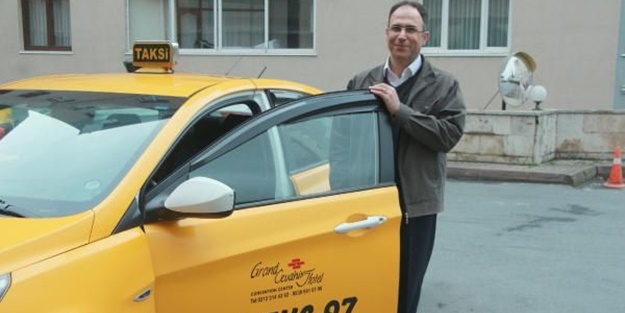 Turistlerin taksisinde unuttuğu 30 bin euroyu sahiplerine teslim etti