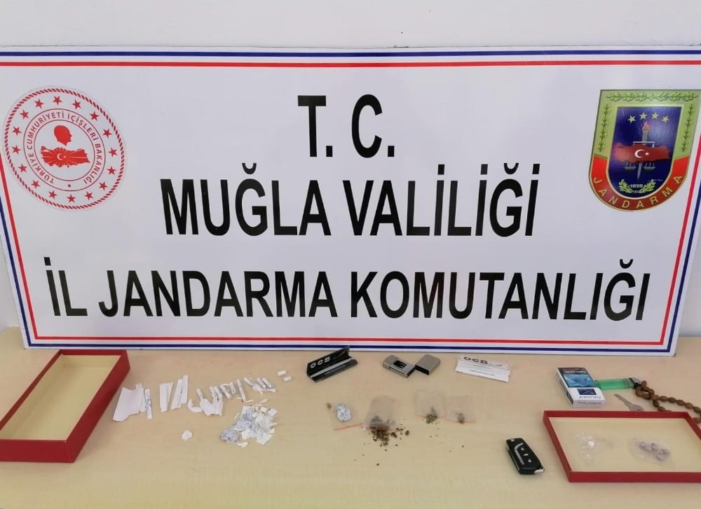 Turisttik tesisleri gezerek uyuşturucu satan şüpheli jandarmadan kaçamadı 