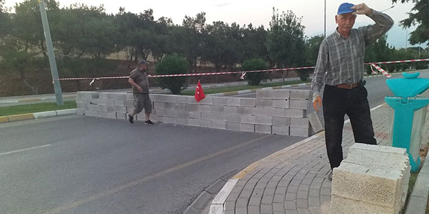 Turizm beldesinde yol kapatma eylemi!