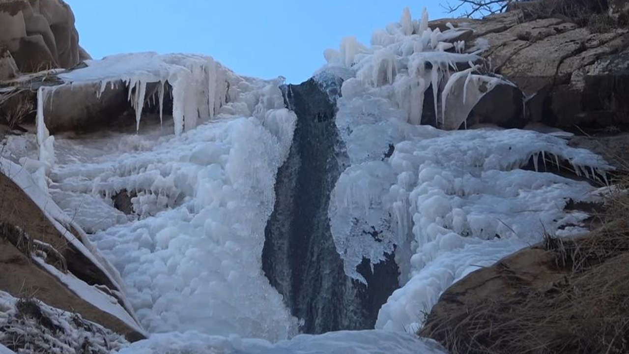 Turizm gözdesi şelale böyle dondu!