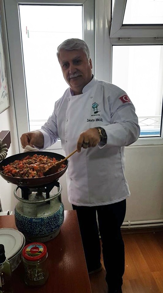 Turizm il Müdürü personelinin yemeğini kendisi yapıyor 