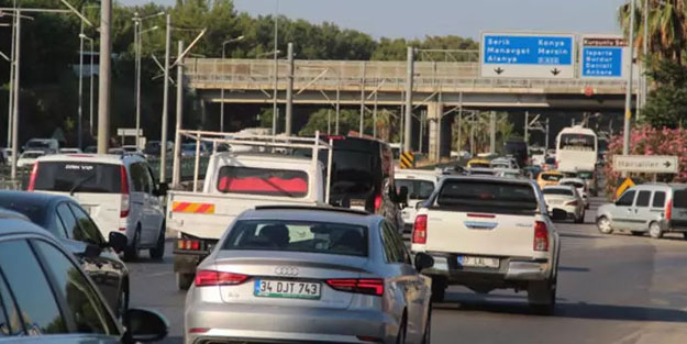 Turizm kenti Antalya'da dönüş trafiği! 'Kenara çektim dinleniyorum'