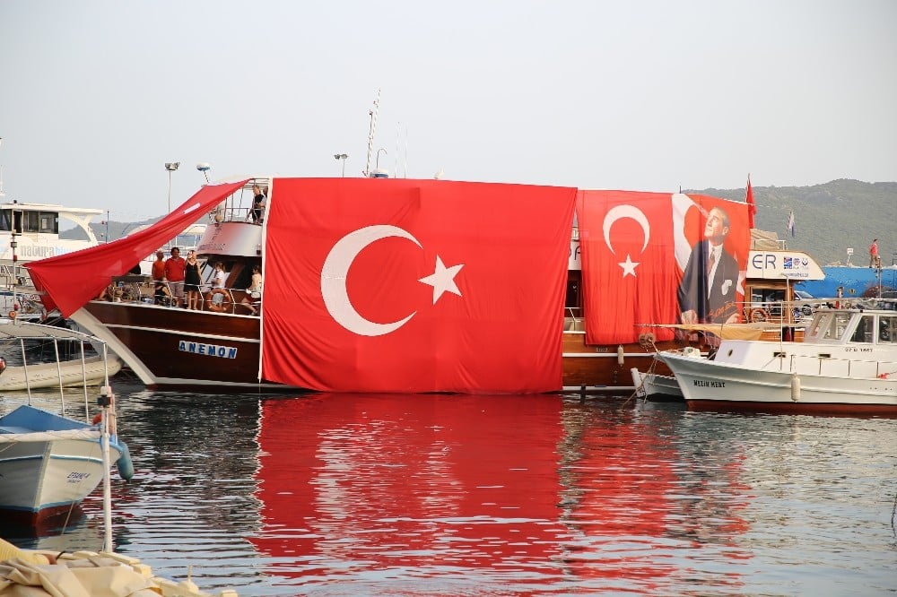 Turizm merkezi Kaş’ta balkonlardan İstiklal Marşı okundu 