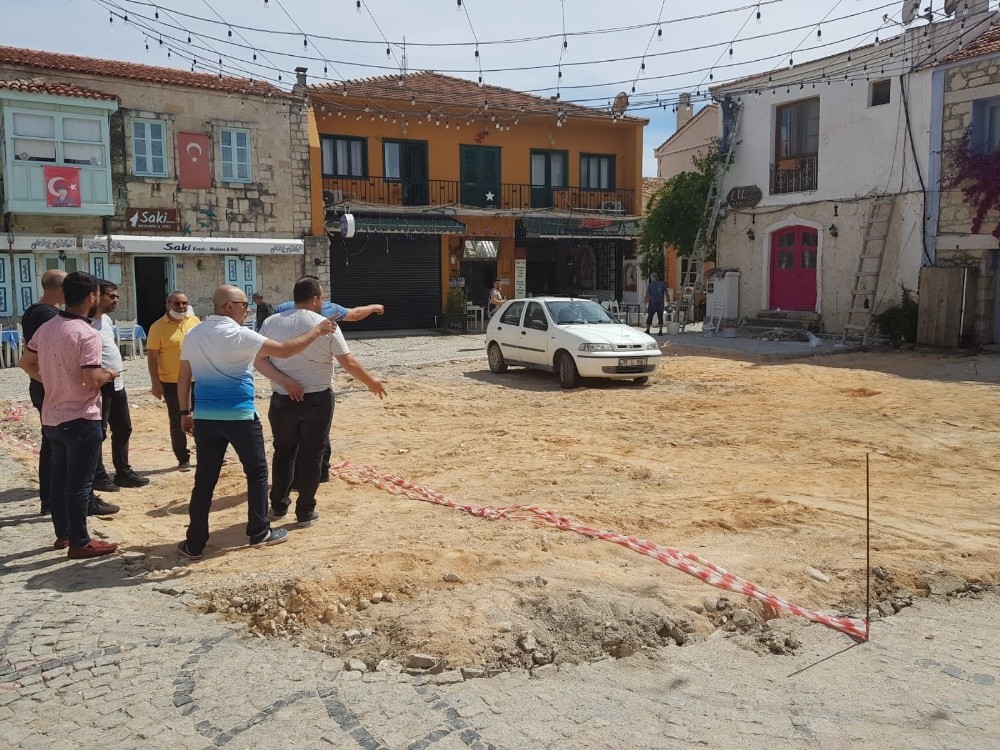 Turizm sezonunda Alaçatı şantiyeye döndü 