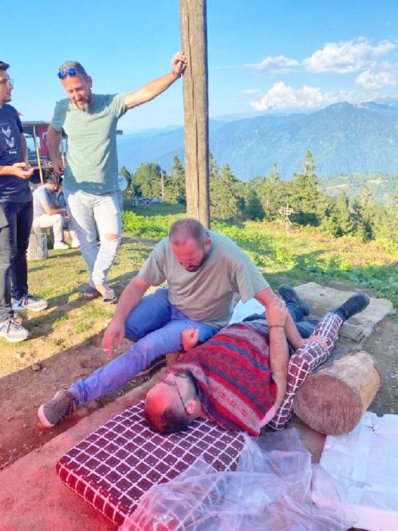 Turizmci ilginç kazanın kurbanı oldu: Salıncakla sallanırken ineğe çarpıp yaralandı