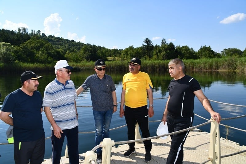 Turizmi canlandırmak için doğa yürüyüşü yapıp, göle sazan yavrusu bıraktılar 