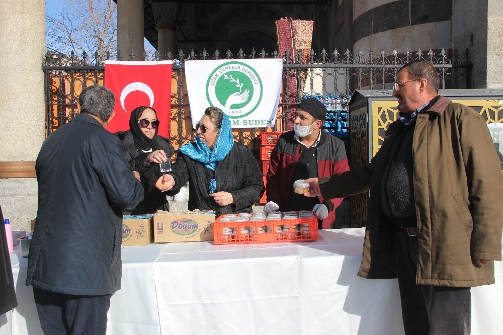 Türk Anneler Derneği şehitleri andı 