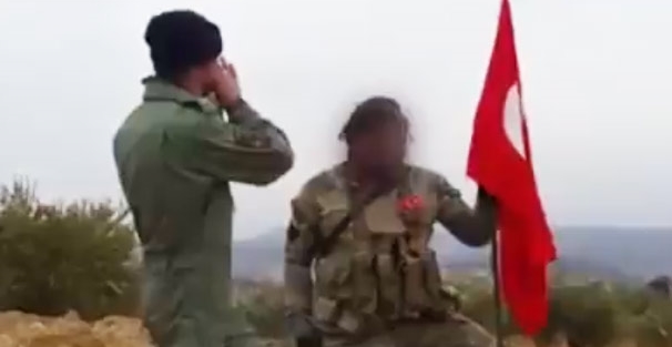 Türk askeri bayrağı ezan okuyarak dikti