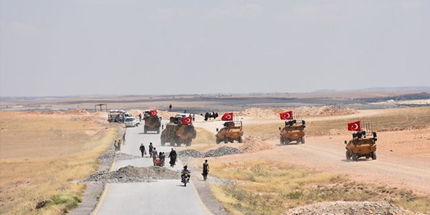 Türk askeri Münbiç'te devriyeye çıktı! YPG mevzileri terk etti