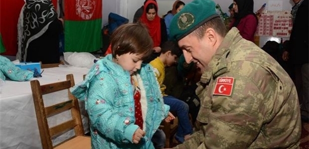 Mehmetçikten Afgan öğrecilere yardım