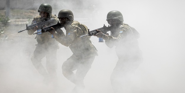 Türk askerleri eğitiyor! Düşmana korku salıyorlar