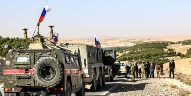 Türk askerleriyle devriyeye çıkıp YPG paçavrasıyla poz verdi