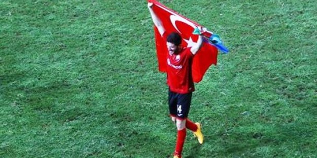 Türk bayrağı açan futbolcu tutuklandı!