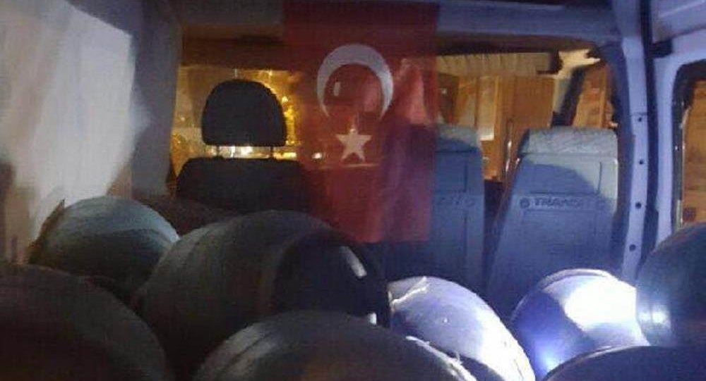 Türk bayrağı asılı 1 ton bomba yüklü araç yakalandı