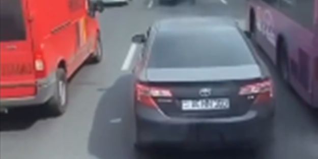 Türk bayrağı asılı olan TIR'ın önünü kestiler! Yer bakın neresi