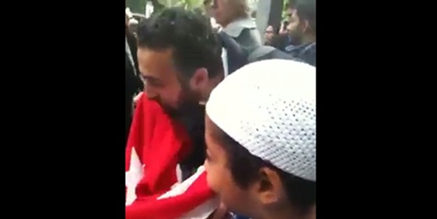 Ay yıldızlı bayrağı gören Arap!