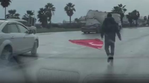 Yola düşen Türk bayrağı için duyarlı davranış: Sancağı yerden kaldırıp bağırlarına bastılar!