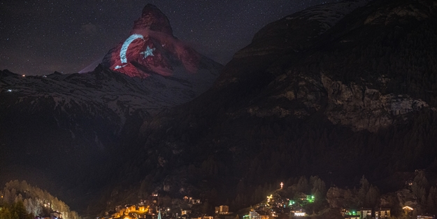 Türk bayrağı İsviçre'nin ünlü dağına yansıtıldı