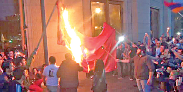 Azılı Ermeniler, Türk Bayrağı yaktı