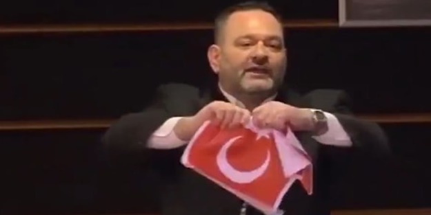 Türk bayrağını yırtan ırkçı Yunan milletvekili hakkında suç duyurusu
