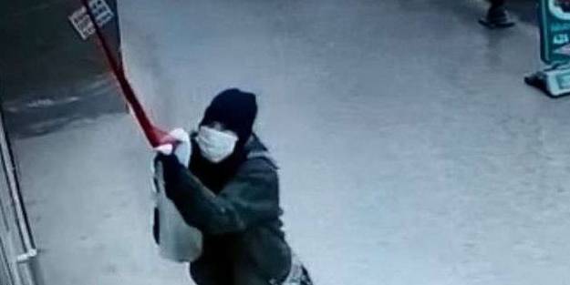 Türk bayrağını indirmek isteyen kadına gözaltı