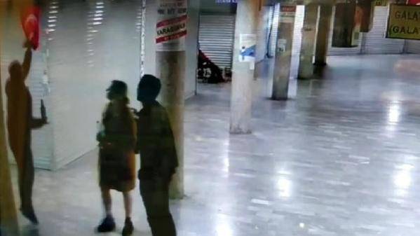 Türk bayrağını koparan 2 yabancı: Pişmanız bir daha yapmayacağız!