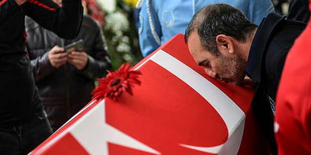 Türk Bayrağını öptüğü için kovulmuştu! Türkiye onu unutmadı