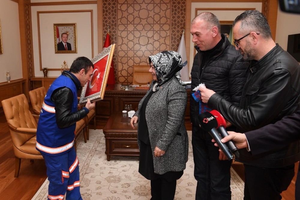 Türk bayrağını yerden alıp öpen temizlik işçisine Başkan Döğücü’den teşekkür 