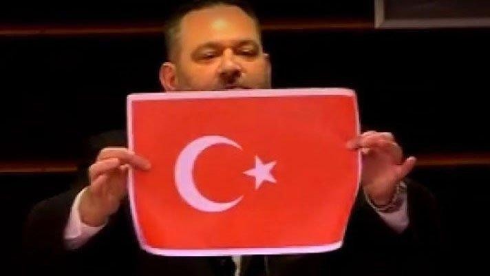 Türk bayrağını yırtan alçak rahat durmuyor! Yeni bir skandal daha