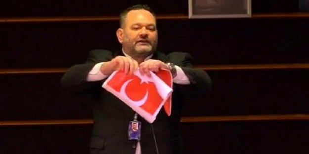 Türk bayrağını yırtan alçak Yunan vekil sabıkalı çıktı!