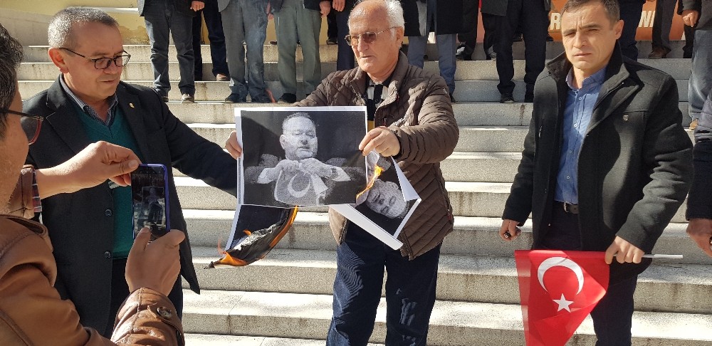 Türk bayrağını yırtan Yunan milletvekili Denizli’de protesto edildi 