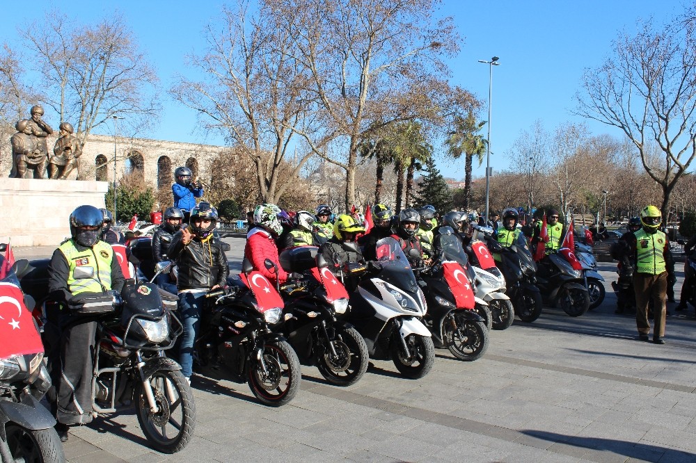 Türk bayrağını yırtan Yunan vekil protesto edildi 