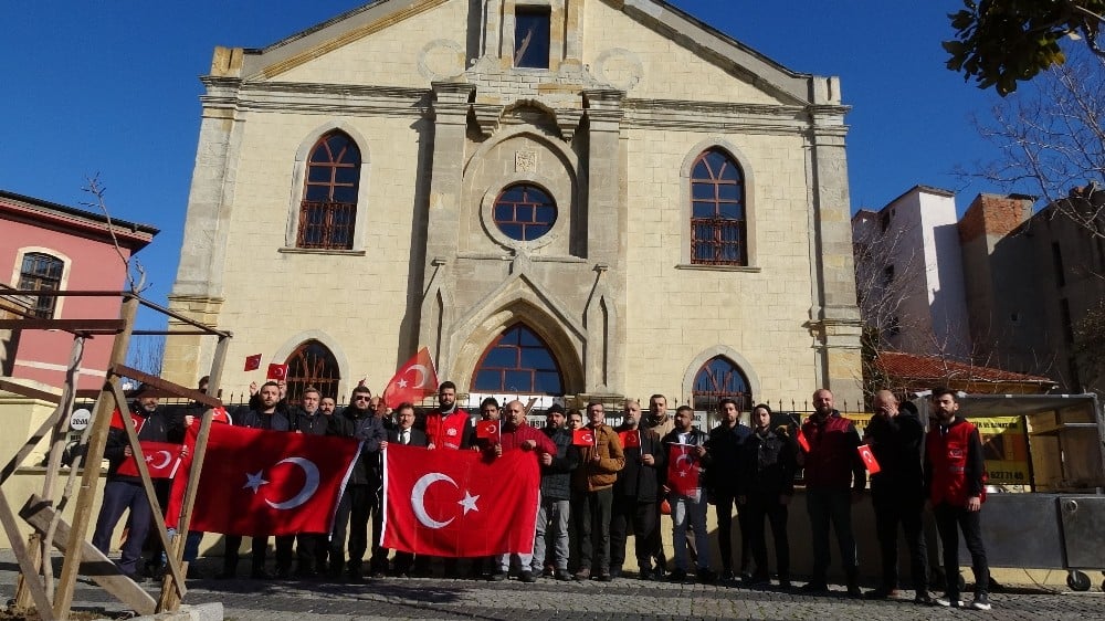 Türk bayrağını yırtan Yunan vekile kilise önünde sert tepki 
