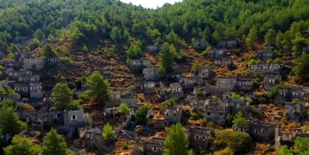 Türk bayrağının gölgesindeki hayalet köyün ilginç hikayesi!