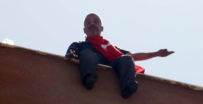 Türk bayrağıyla 12 katlı binan çatısından atlamak istedi