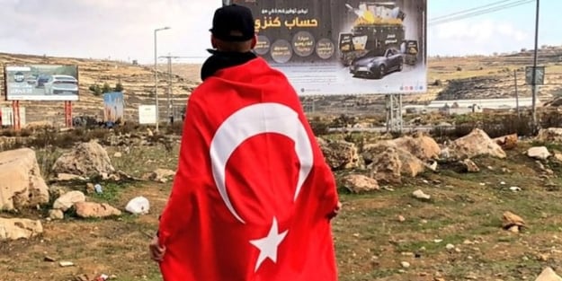 Türk bayraklı göstericinin kim olduğu ortaya çıktı