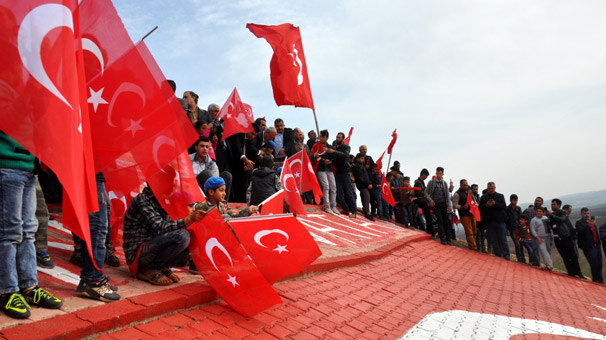 Türk bayraklı tepeye 300 araçlık konvoyla ziyaret