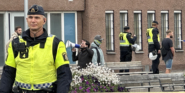 Türk büyükelçiliği önünde Kur'an-ı Kerim yakacaktı! Göstericilerden korkan Momika geri adım attı