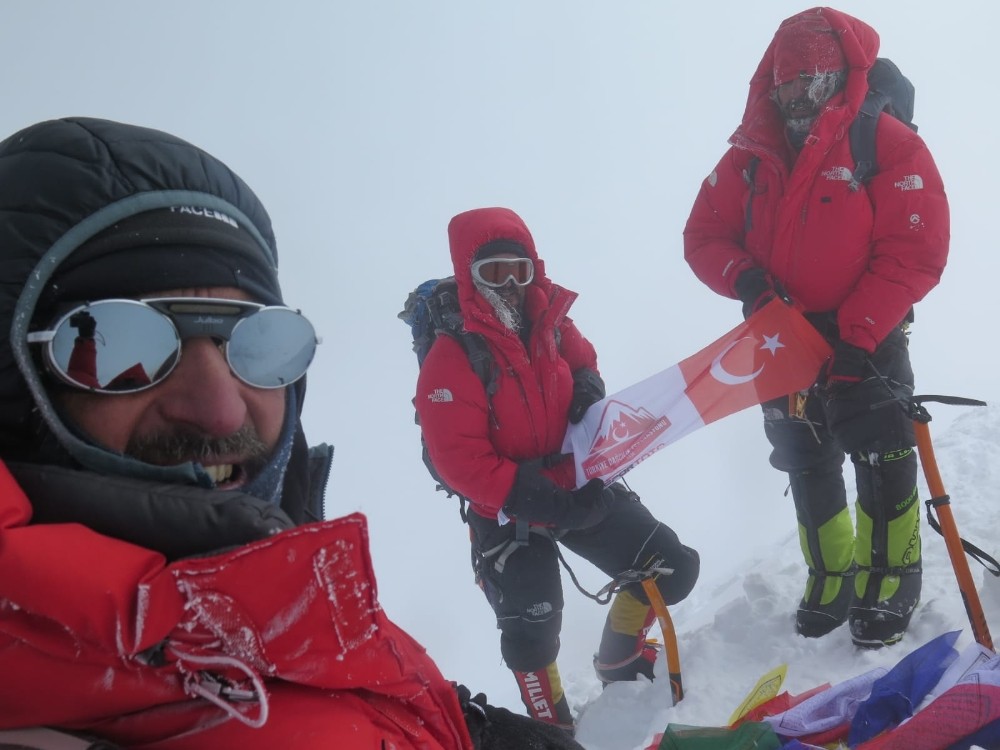 Türk Dağcılar 8058 metrelik Gasherbrum 1 Dağı’nın Zirvesi’nde bayrağımızı dalgalandırdı 