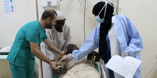 Türk doktorlar Sudan'da şifa dağıtıyor