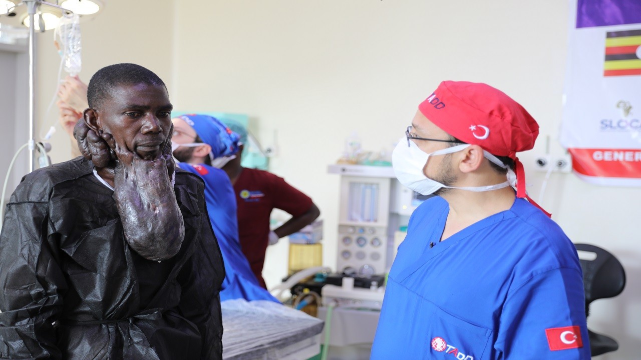 Türk doktorlar, Ugandalı Muhammed’e umut oldu! Doktorlar bile ilk kez böyle kitle gördü